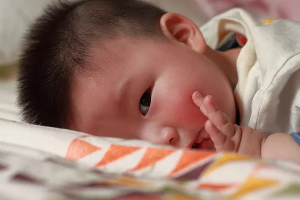 Uykucu çocuk parmak emme — Stok fotoğraf