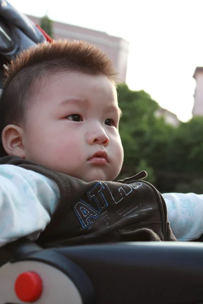 Schattige baby in de kinderwagen — Stockfoto