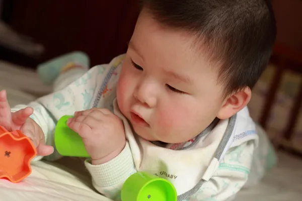 Menino chinês jogando brinquedos Fotos De Bancos De Imagens Sem Royalties
