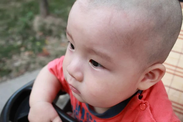 Z gołą głową dziecka w wózku — Zdjęcie stockowe