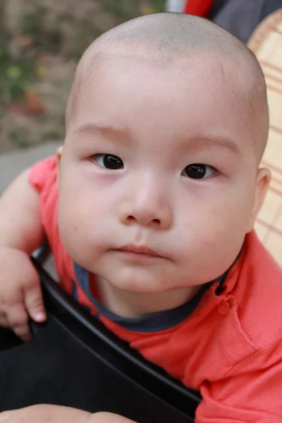 Bareheaded 아기 유모차에 — 스톡 사진