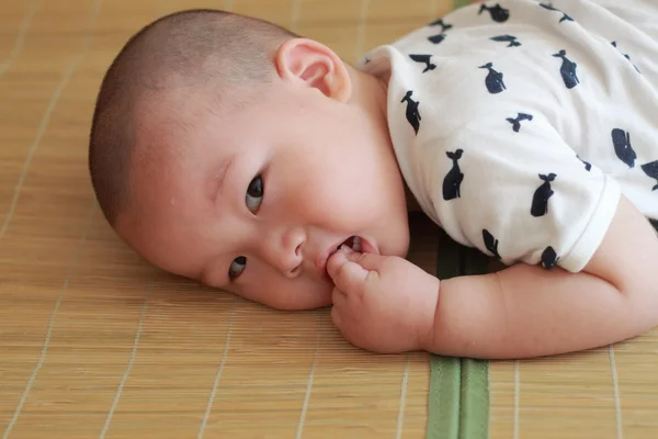 Dítě na lůžku — Stock fotografie