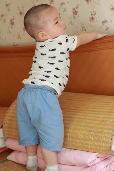 Bebê primeiro de pé — Fotografia de Stock