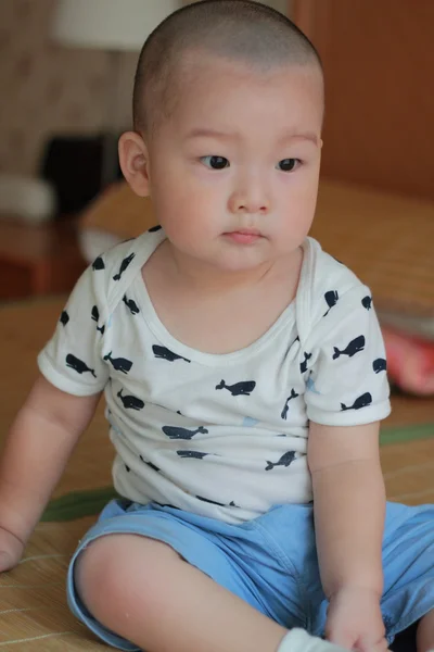 Chłopiec siedzi na podłodze — Zdjęcie stockowe