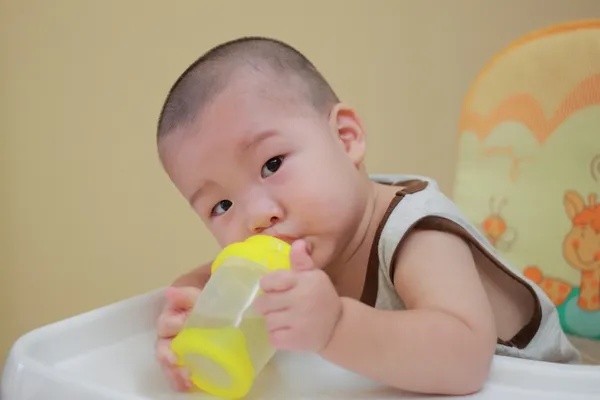 Мальчик пьет воду — стоковое фото