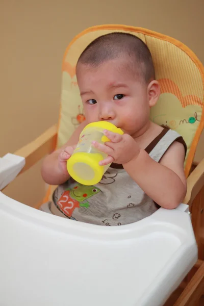 Bebê sedento — Fotografia de Stock