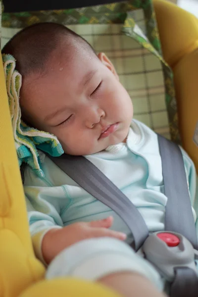 Babyschlaf im Auto — Stockfoto