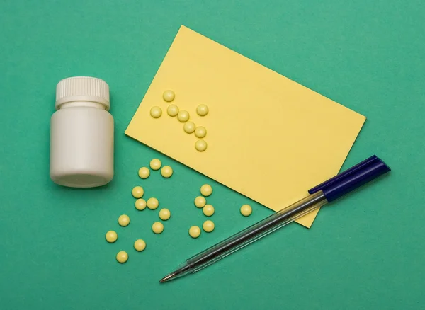 Comprimidos, papel de carta e caneta — Fotografia de Stock