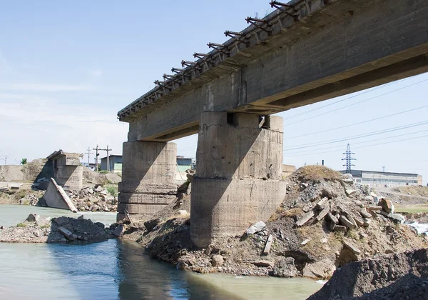 Zerstörte Brücke durch Fluss — Stockfoto