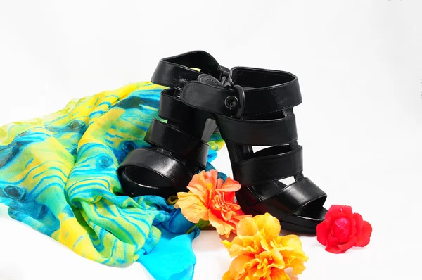 Blå näsduk och kvinnors sandaler. — Stockfoto