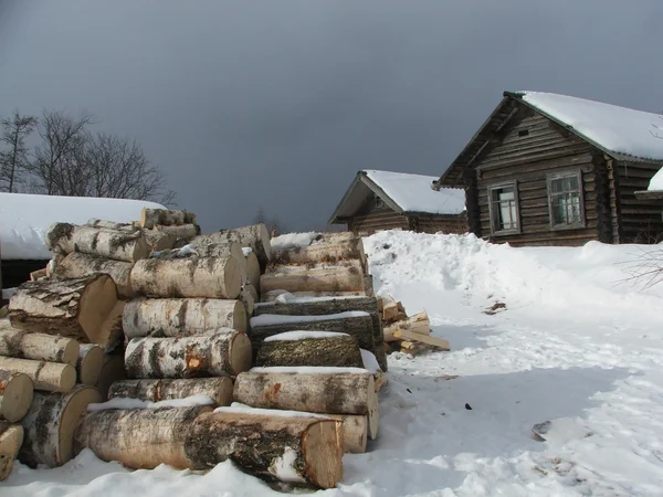 Besneeuwde winter in het dorp. houten huis. — Stockfoto