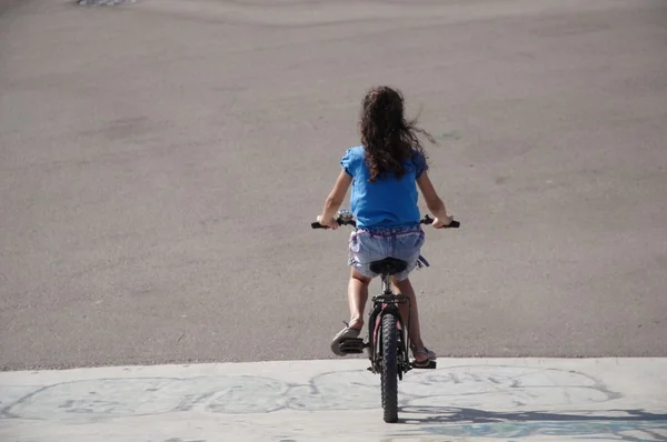 Mädchen fährt Fahrrad . lizenzfreie Stockbilder