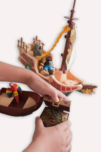 Hand eines Kindes, das mit Spielzeug spielt. Stockbild