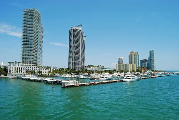 Miami beach marina ve lüks apartman binaları — Stok fotoğraf