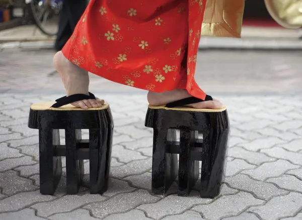 Vrouw in kimono en zori — Stockfoto