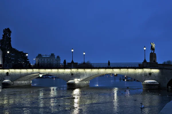 大教堂桥苏黎世在冬天在黄昏 — 图库照片