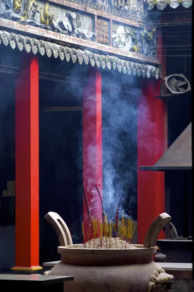 Smoke filled chinese temple — Stock Photo, Image