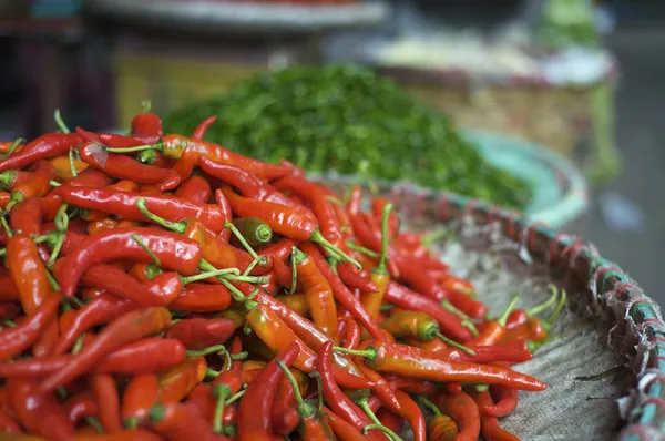 Świeże chili czerwony i zielony pieprz — Zdjęcie stockowe