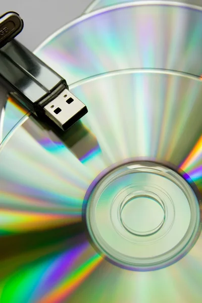 CD-skivor med USB-minne — Stockfoto