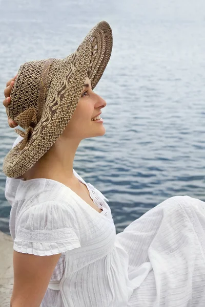 Счастливая молодая девушка в шляпе — стоковое фото