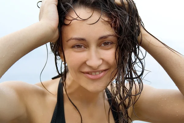 Primo piano della giovane ragazza con i capelli bagnati — Foto Stock