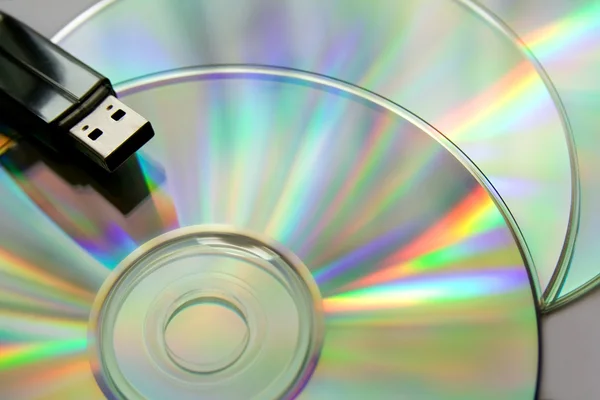 CD-skivor med USB-minne — Stockfoto