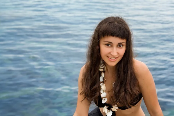 Молодая симпатичная девушка у моря — стоковое фото