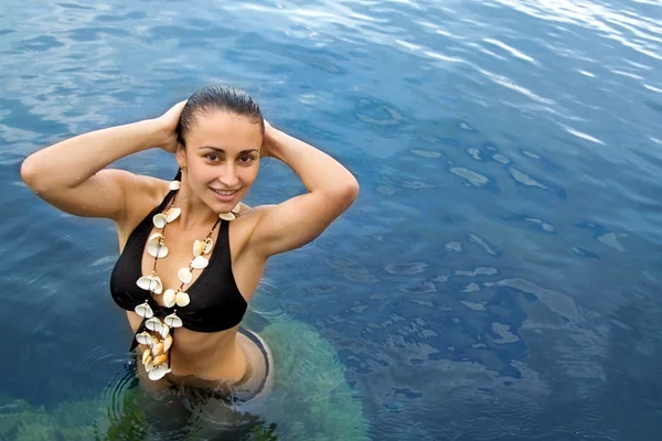 Счастливая девушка, стоящая в море — стоковое фото