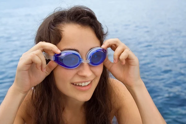 Jong meisje met zwemmen bril — Stockfoto