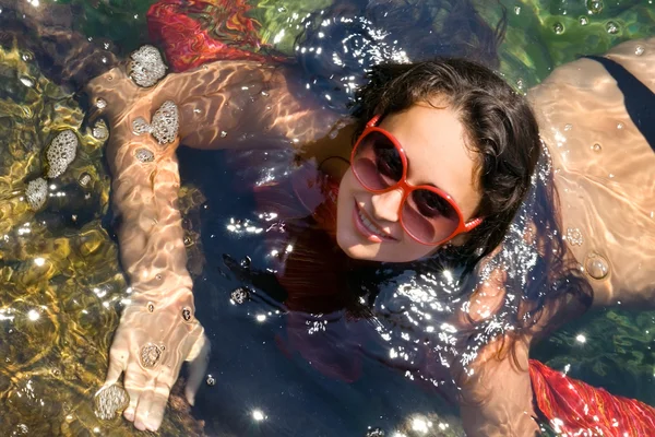 Giovane ragazza che nuota nel mare — Foto Stock