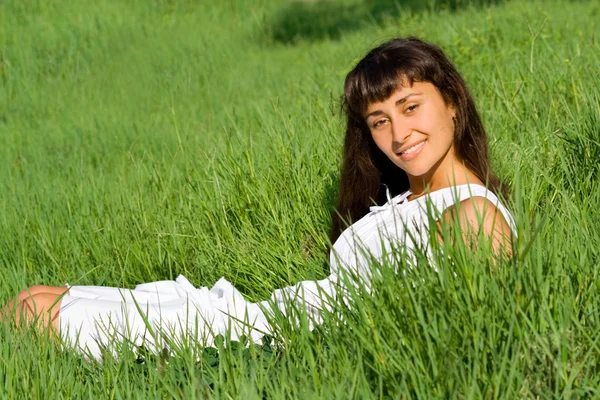 Chica sonriente en el prado —  Fotos de Stock