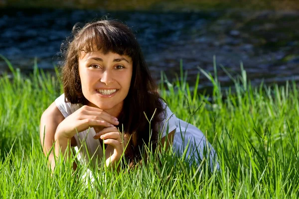 Vrij jonge dame op het gras — Stockfoto