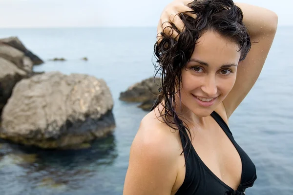 Primo piano della giovane ragazza con i capelli bagnati vicino al mare — Foto Stock