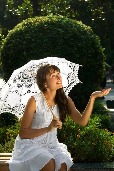 Senhora emocional com guarda-chuva branco — Fotografia de Stock