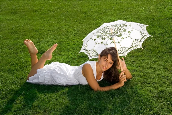 Krásná dáma odpočívat na trávě — Stock fotografie