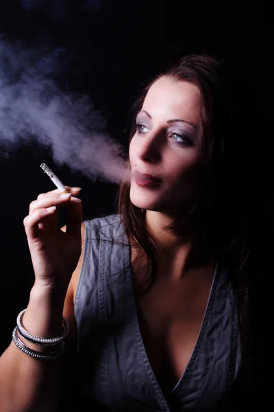 Женщина курит Стоковое Изображение