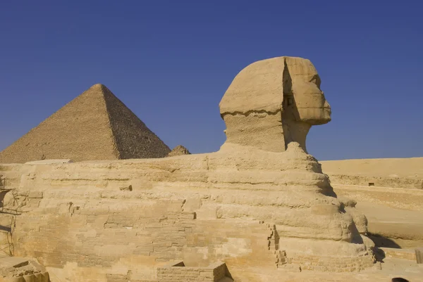 Σφίγγα και πυραμίδα στη Γκίζα της Αιγύπτου — Φωτογραφία Αρχείου