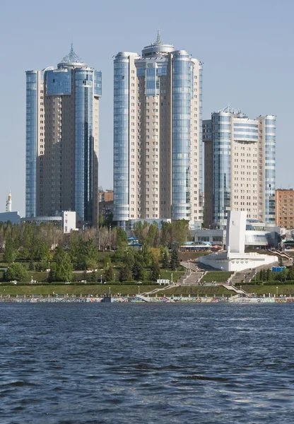 Samara volga Nehri'nde şehir görüntüsü — Stok fotoğraf
