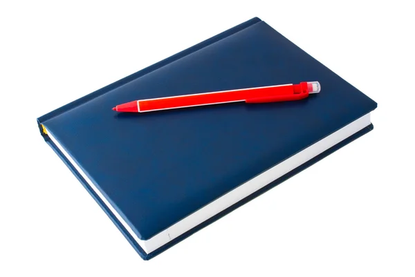 Cuaderno azul y un lápiz mecánico rojo — Foto de Stock