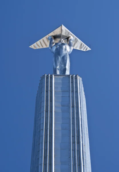 Pomnik - osobę posiadającą swoje skrzydła w mieście samara — Zdjęcie stockowe