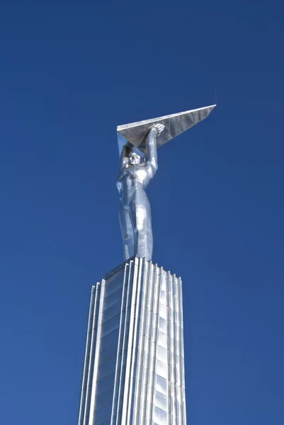 Пам'ятник - людина, що тримає крила Стокове Фото