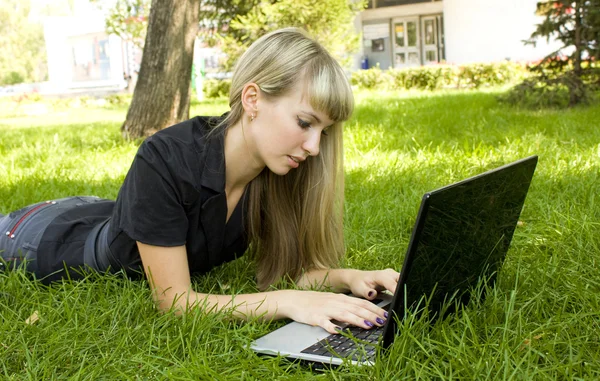Girl on the nature of the laptop — Stock Photo, Image