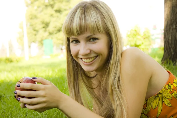 La chica con manzana roja al aire libre — Foto de Stock