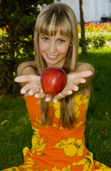 Девушка показывает красное яблоко — стоковое фото