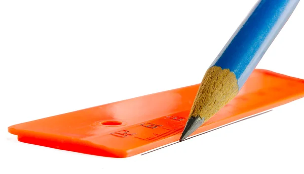 The pencil draws a line on a ruler — Stock Photo, Image