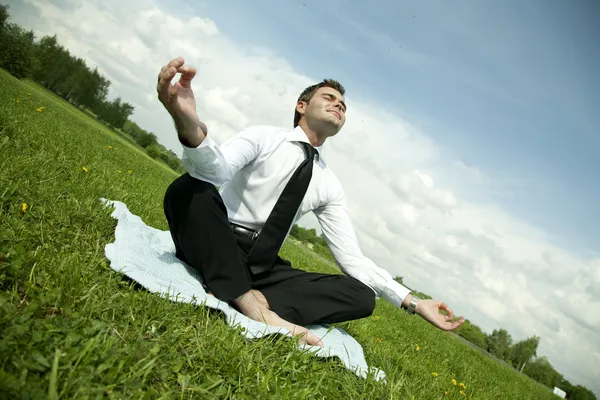 Empresário faz exercício de ioga ao ar livre — Fotografia de Stock