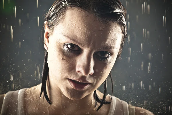 Jovem menina adulta sob a chuva — Fotografia de Stock