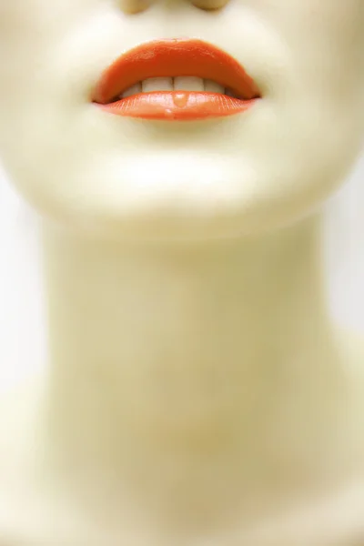 Rote Lippen mit Wassertropfen — Stockfoto