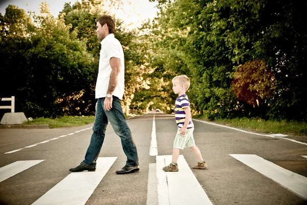 Apa és fia crosswalk kereszt — Stock Fotó