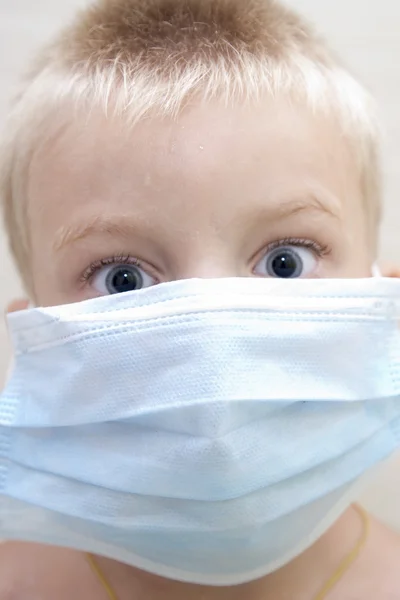 Kind mit Medikamentenmaske und Smog — Stockfoto